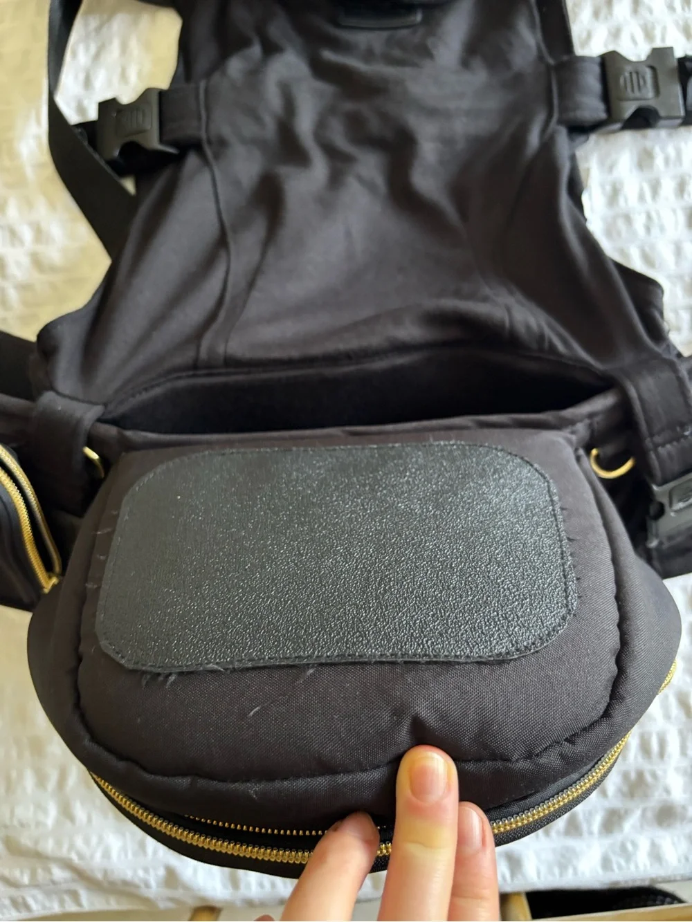 Tushbaby Black Baby Hip Seat Carrier with Hands-Free Attachment